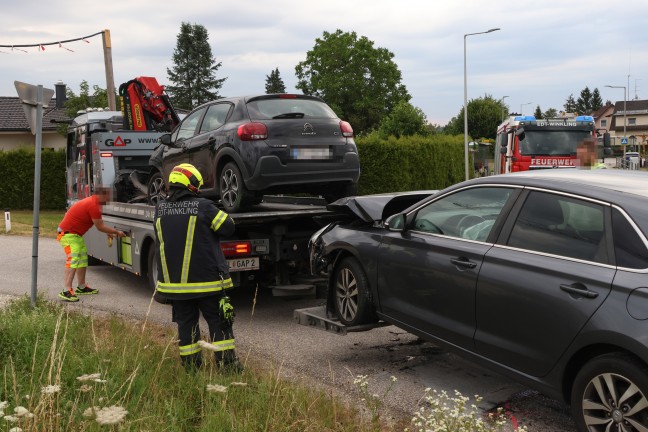 Frontalkollision zwischen zwei Autos in Edt bei Lambach