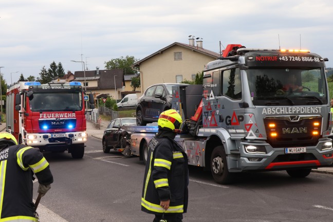 Frontalkollision zwischen zwei Autos in Edt bei Lambach