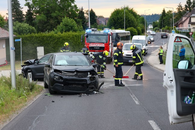 Frontalkollision zwischen zwei Autos in Edt bei Lambach