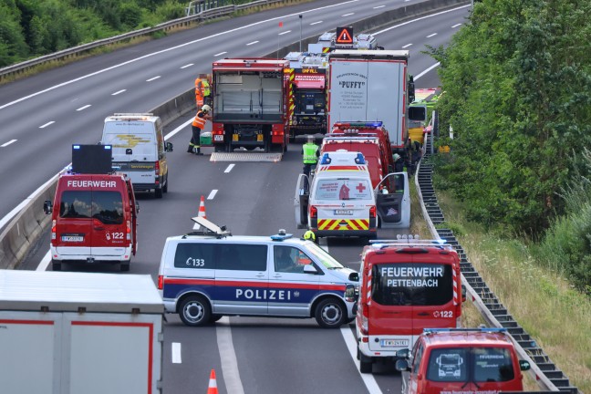 Totalsperre: Gro�einsatz bei Schadstoffaustritt aus Gefahrgut-LKW der Pyhrnautobahn in Schlierbach
