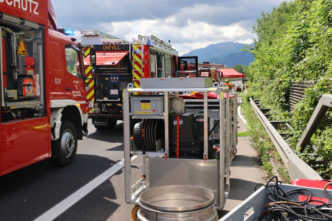 Totalsperre: Gro�einsatz bei Schadstoffaustritt aus Gefahrgut-LKW der Pyhrnautobahn in Schlierbach