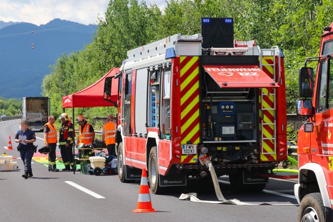 Totalsperre: Gro�einsatz bei Schadstoffaustritt aus Gefahrgut-LKW der Pyhrnautobahn in Schlierbach