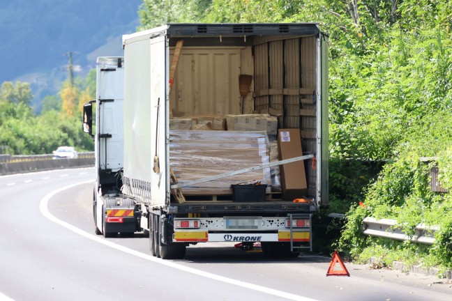 Totalsperre: Gro�einsatz bei Schadstoffaustritt aus Gefahrgut-LKW der Pyhrnautobahn in Schlierbach