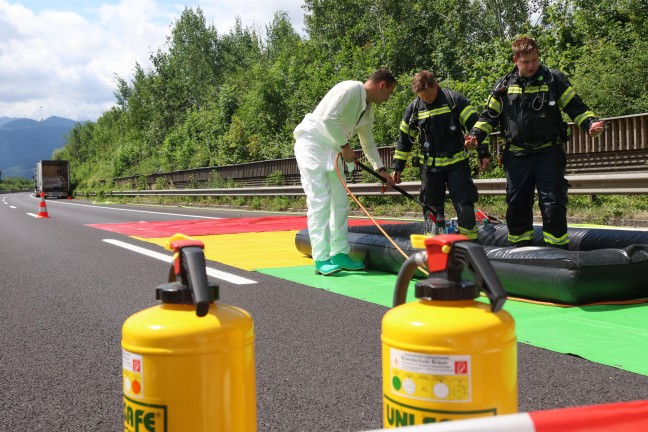 Totalsperre: Gro�einsatz bei Schadstoffaustritt aus Gefahrgut-LKW der Pyhrnautobahn in Schlierbach