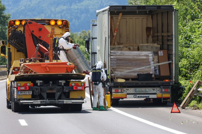 Totalsperre: Gro�einsatz bei Schadstoffaustritt aus Gefahrgut-LKW der Pyhrnautobahn in Schlierbach