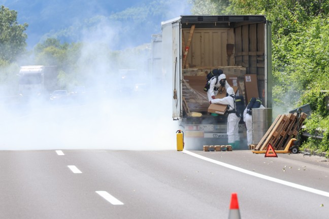 Totalsperre: Gro�einsatz bei Schadstoffaustritt aus Gefahrgut-LKW der Pyhrnautobahn in Schlierbach