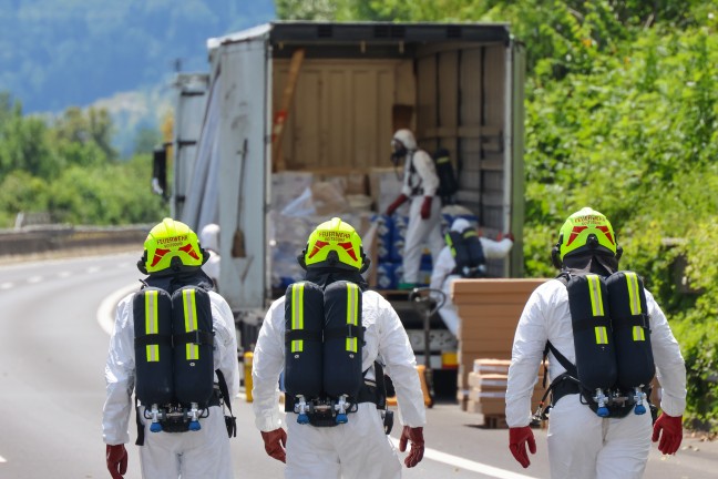 Totalsperre: Gro�einsatz bei Schadstoffaustritt aus Gefahrgut-LKW der Pyhrnautobahn in Schlierbach