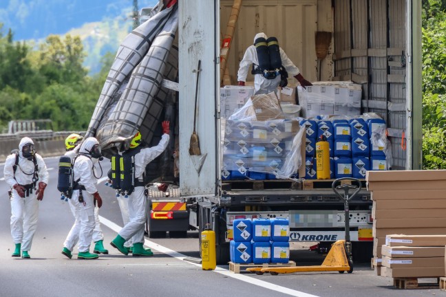 Totalsperre: Gro�einsatz bei Schadstoffaustritt aus Gefahrgut-LKW der Pyhrnautobahn in Schlierbach