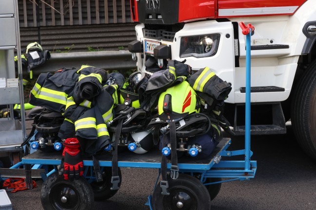 Totalsperre: Gro�einsatz bei Schadstoffaustritt aus Gefahrgut-LKW der Pyhrnautobahn in Schlierbach