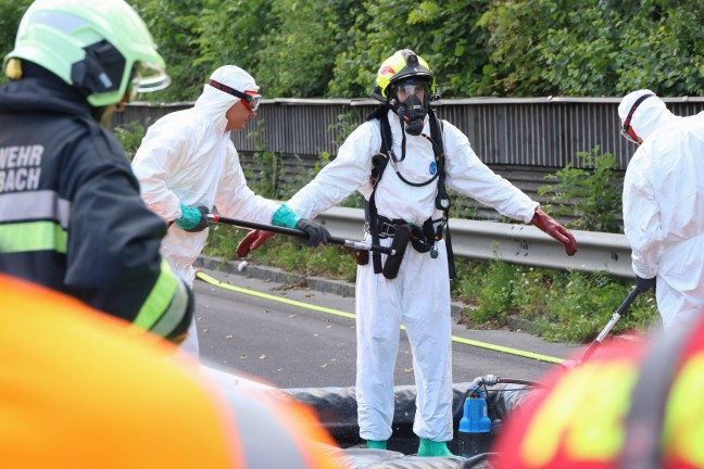 Totalsperre: Gro�einsatz bei Schadstoffaustritt aus Gefahrgut-LKW der Pyhrnautobahn in Schlierbach