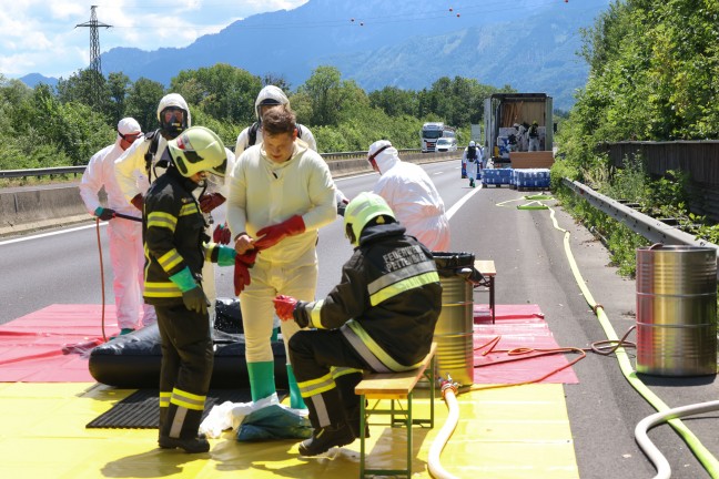 Totalsperre: Gro�einsatz bei Schadstoffaustritt aus Gefahrgut-LKW der Pyhrnautobahn in Schlierbach