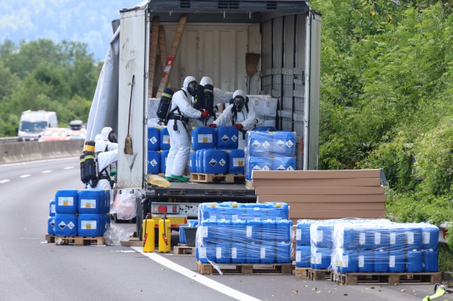 Totalsperre: Gro�einsatz bei Schadstoffaustritt aus Gefahrgut-LKW der Pyhrnautobahn in Schlierbach