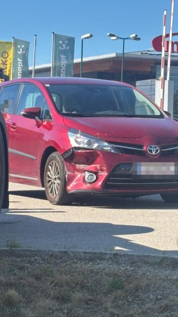 Zugmaschine auf Stein: Aufwendigere LKW-Bergung auf Parkplatz in Wels-Waidhausen