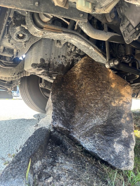 Zugmaschine auf Stein: Aufwendigere LKW-Bergung auf Parkplatz in Wels-Waidhausen