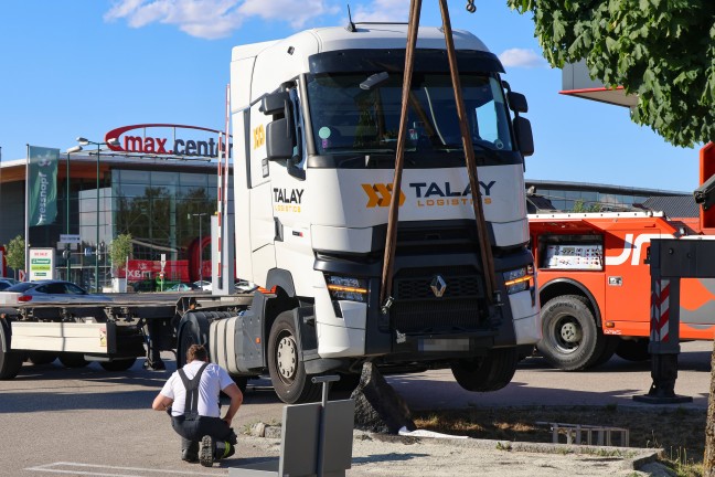 Zugmaschine auf Stein: Aufwendigere LKW-Bergung auf Parkplatz in Wels-Waidhausen