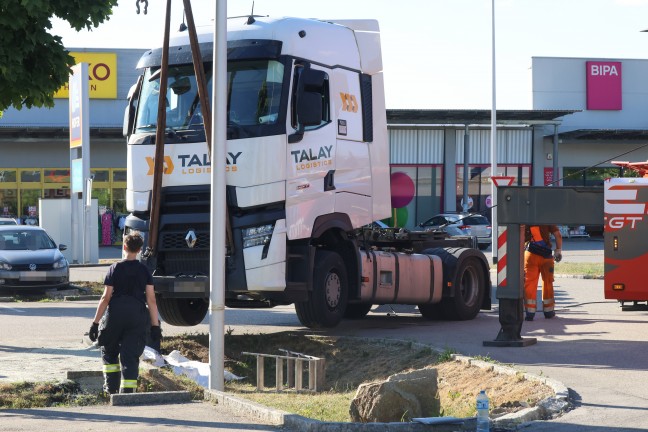 Zugmaschine auf Stein: Aufwendigere LKW-Bergung auf Parkplatz in Wels-Waidhausen