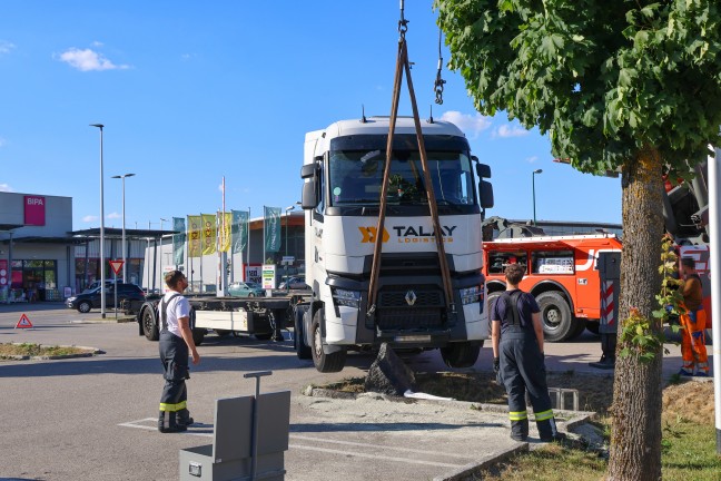 Zugmaschine auf Stein: Aufwendigere LKW-Bergung auf Parkplatz in Wels-Waidhausen