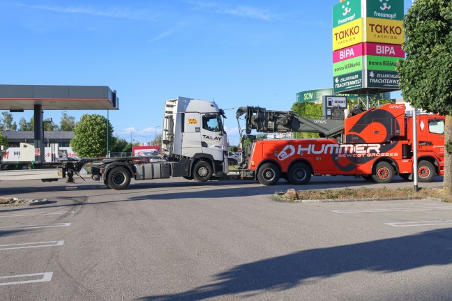 Zugmaschine auf Stein: Aufwendigere LKW-Bergung auf Parkplatz in Wels-Waidhausen