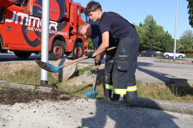 Zugmaschine auf Stein: Aufwendigere LKW-Bergung auf Parkplatz in Wels-Waidhausen