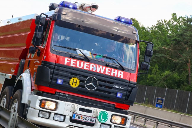 Feuerwehr bei vermeintlichem PKW-Brand auf Welser Autobahn in Wels-Puchberg im Einsatz