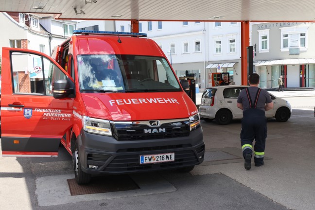 Personenrettung: Kaum ansprechbare Lenkerin an Tankstelle in Wels-Neustadt vorgefunden