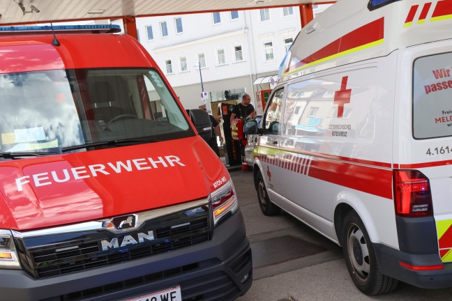 Personenrettung: Kaum ansprechbare Lenkerin an Tankstelle in Wels-Neustadt vorgefunden