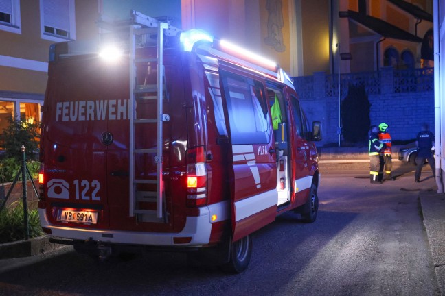 Feuerwehr, Rettung und Polizei bei K�chenbrand im Ortszentrum von Atzbach im Einsatz