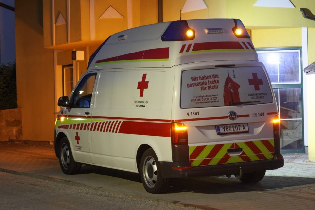 Feuerwehr, Rettung und Polizei bei K�chenbrand im Ortszentrum von Atzbach im Einsatz