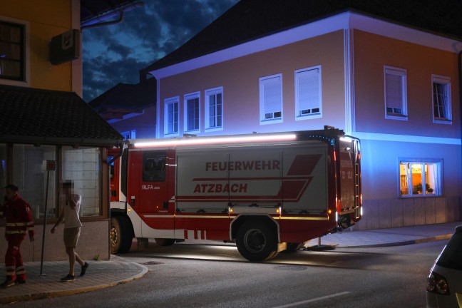 Feuerwehr, Rettung und Polizei bei K�chenbrand im Ortszentrum von Atzbach im Einsatz