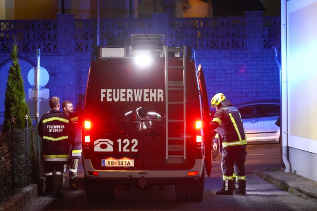 Feuerwehr, Rettung und Polizei bei K�chenbrand im Ortszentrum von Atzbach im Einsatz