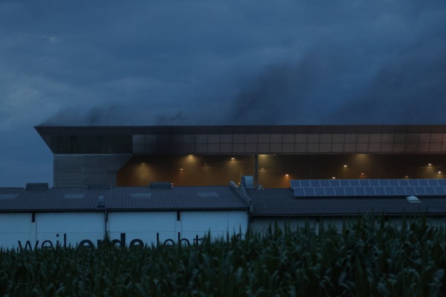 F�nf Feuerwehren bei Brand bei einem Unternehmen bei Hofkirchen im Traunkreis im Einsatz