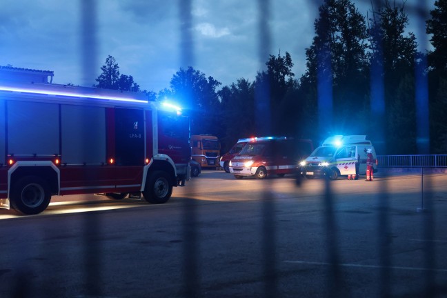 F�nf Feuerwehren bei Brand bei einem Unternehmen bei Hofkirchen im Traunkreis im Einsatz