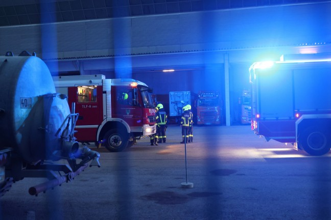 F�nf Feuerwehren bei Brand bei einem Unternehmen bei Hofkirchen im Traunkreis im Einsatz