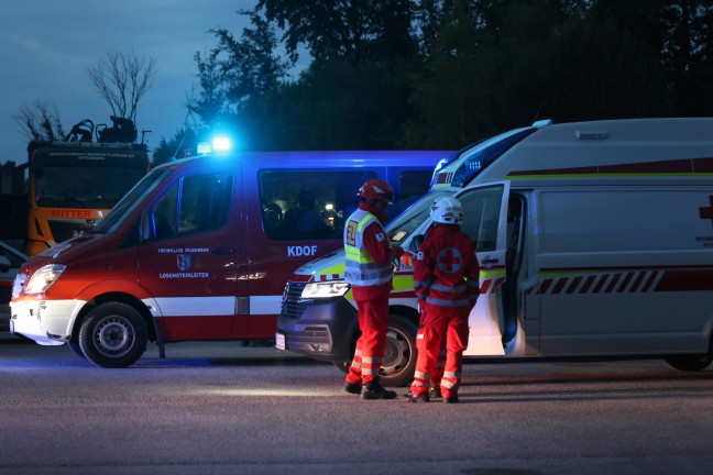 F�nf Feuerwehren bei Brand bei einem Unternehmen bei Hofkirchen im Traunkreis im Einsatz