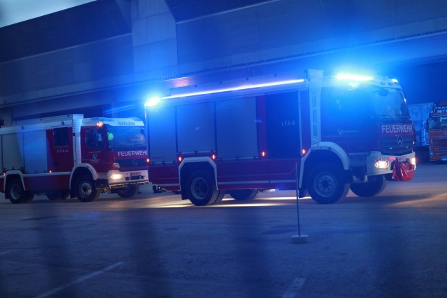 F�nf Feuerwehren bei Brand bei einem Unternehmen bei Hofkirchen im Traunkreis im Einsatz