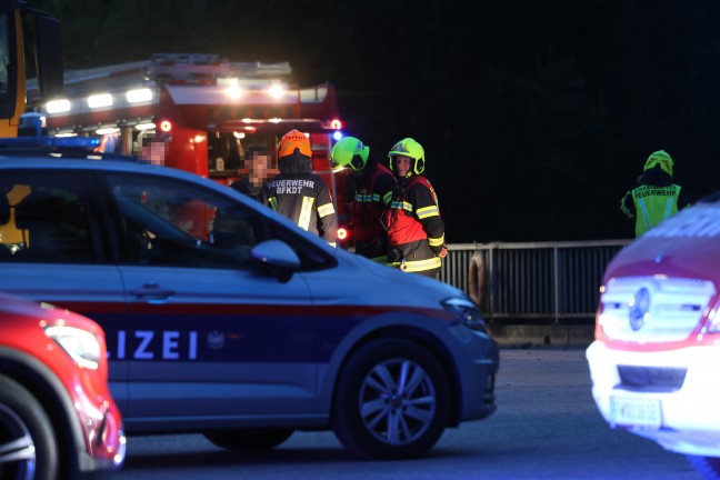 F�nf Feuerwehren bei Brand bei einem Unternehmen bei Hofkirchen im Traunkreis im Einsatz