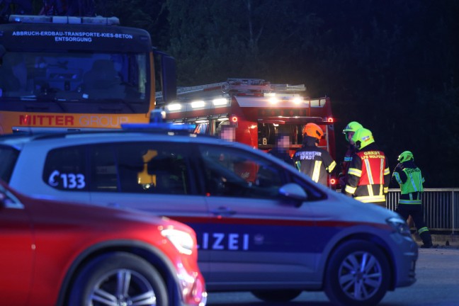 F�nf Feuerwehren bei Brand bei einem Unternehmen bei Hofkirchen im Traunkreis im Einsatz
