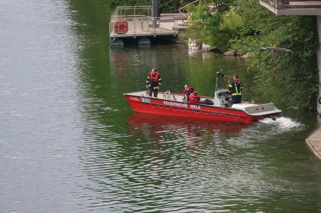 Personenrettung: Einsatzkr�fte mit Boot und Drohne zu vermisster Person in der Traun alarmiert