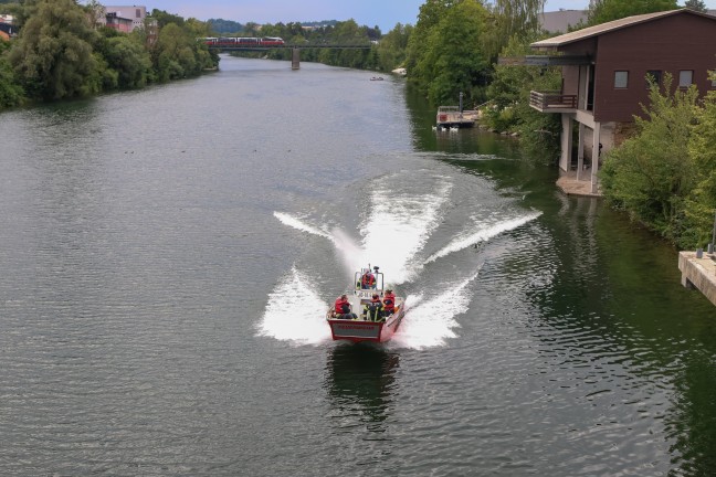 Personenrettung: Einsatzkr�fte mit Boot und Drohne zu vermisster Person in der Traun alarmiert