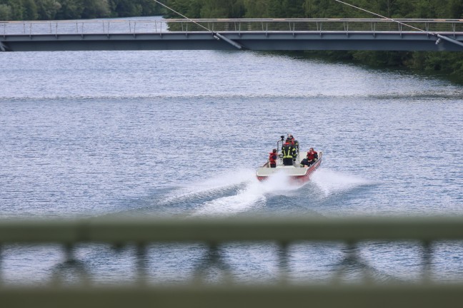 Personenrettung: Einsatzkr�fte mit Boot und Drohne zu vermisster Person in der Traun alarmiert