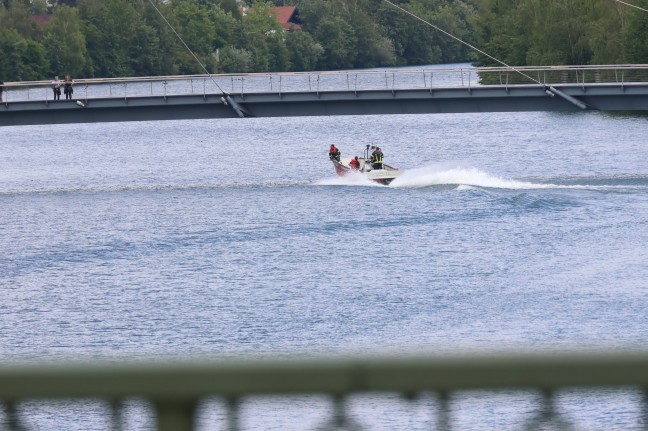 Personenrettung: Einsatzkr�fte mit Boot und Drohne zu vermisster Person in der Traun alarmiert