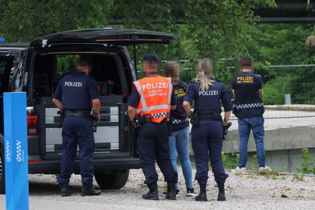 Personenrettung: Einsatzkr�fte mit Boot und Drohne zu vermisster Person in der Traun alarmiert