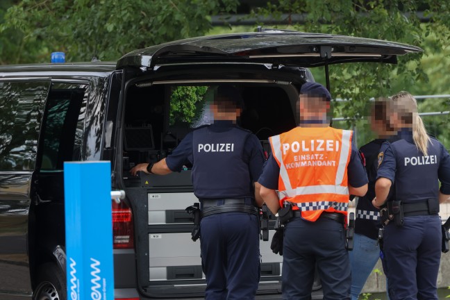 Personenrettung: Einsatzkr�fte mit Boot und Drohne zu vermisster Person in der Traun alarmiert
