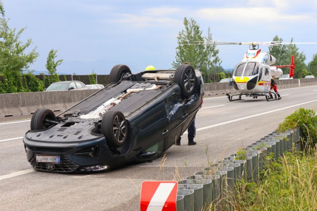 Auto �berschlagen: Schwerer Verkehrsunfall auf Westautobahn bei Vorchdorf fordert vier Verletzte