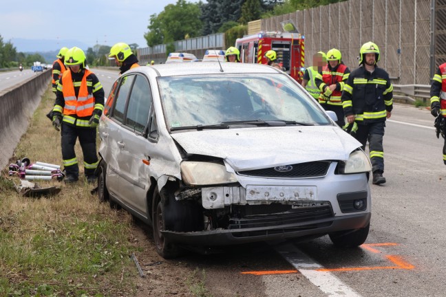 Auto �berschlagen: Schwerer Verkehrsunfall auf Westautobahn bei Vorchdorf fordert vier Verletzte