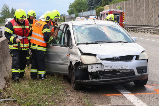 Auto �berschlagen: Schwerer Verkehrsunfall auf Westautobahn bei Vorchdorf fordert vier Verletzte