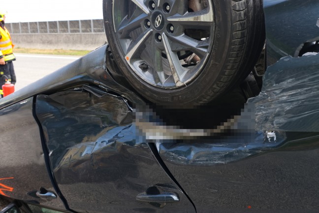 Auto �berschlagen: Schwerer Verkehrsunfall auf Westautobahn bei Vorchdorf fordert vier Verletzte