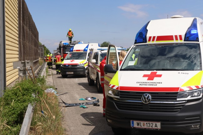 Auto �berschlagen: Schwerer Verkehrsunfall auf Westautobahn bei Vorchdorf fordert vier Verletzte