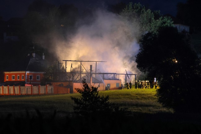 Gro�brand: Zehn Feuerwehren bei Vollbrand eines Stadls neben Nachtclub in Eitzing im Einsatz