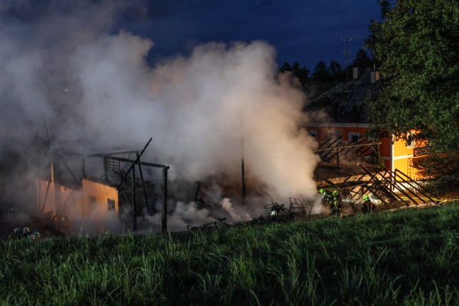 Gro�brand: Zehn Feuerwehren bei Vollbrand eines Stadls neben Nachtclub in Eitzing im Einsatz